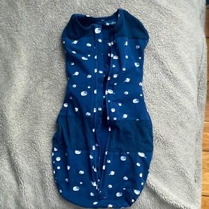 Happiest Baby Sleepea 5 second swaddle - size medium; color: midnight planets
